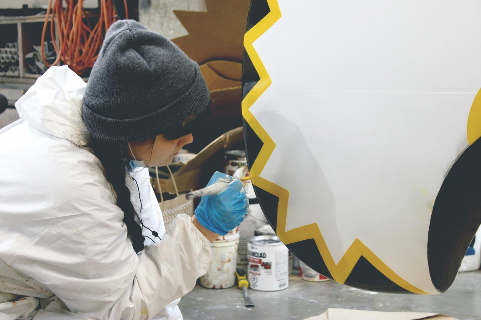 Zeichenmaterialien und Skizzen auf einem Arbeitstisch