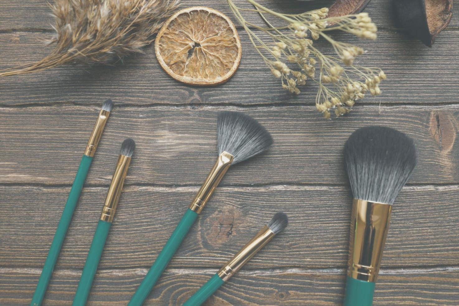 Künstlerin beim Zeichnen in einem hellen Atelier