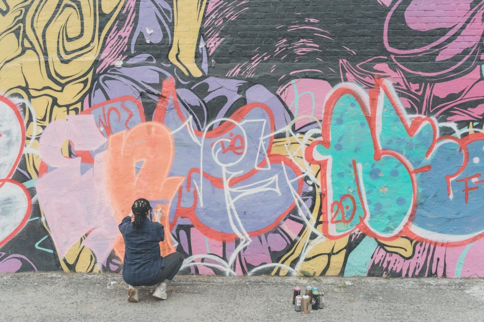 Diverse Teammitglieder arbeiten an kreativen Zeichenprojekten